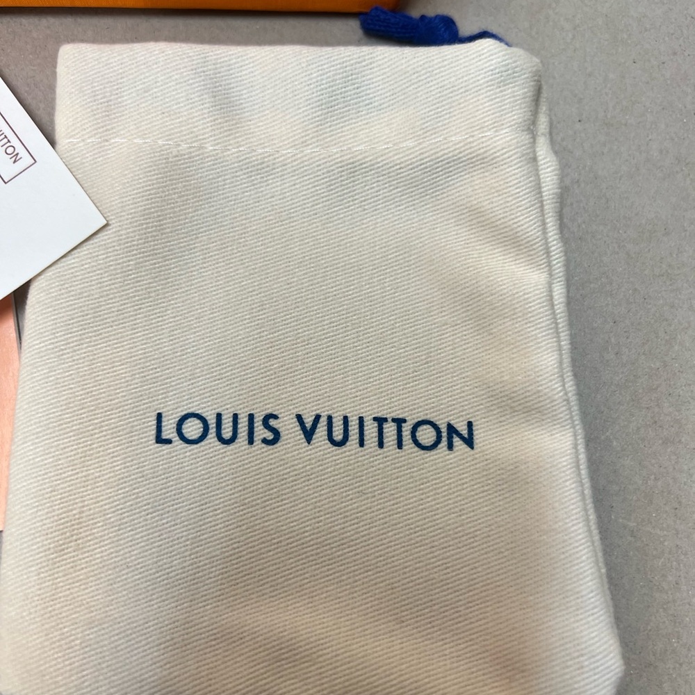 Louis Vuitton Silver and Black Key Holder - Picture 6 of 10
